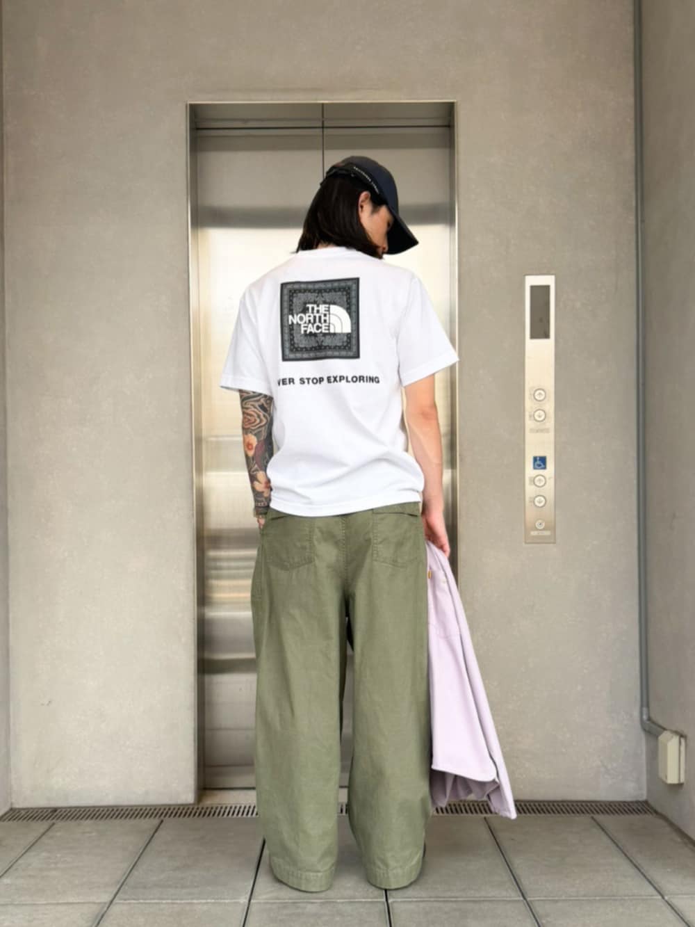 パープル系のシャツ/ブラウス、ホワイト系のTシャツ/カットソーを着用したメンズの夏コーディネートの3枚目の写真