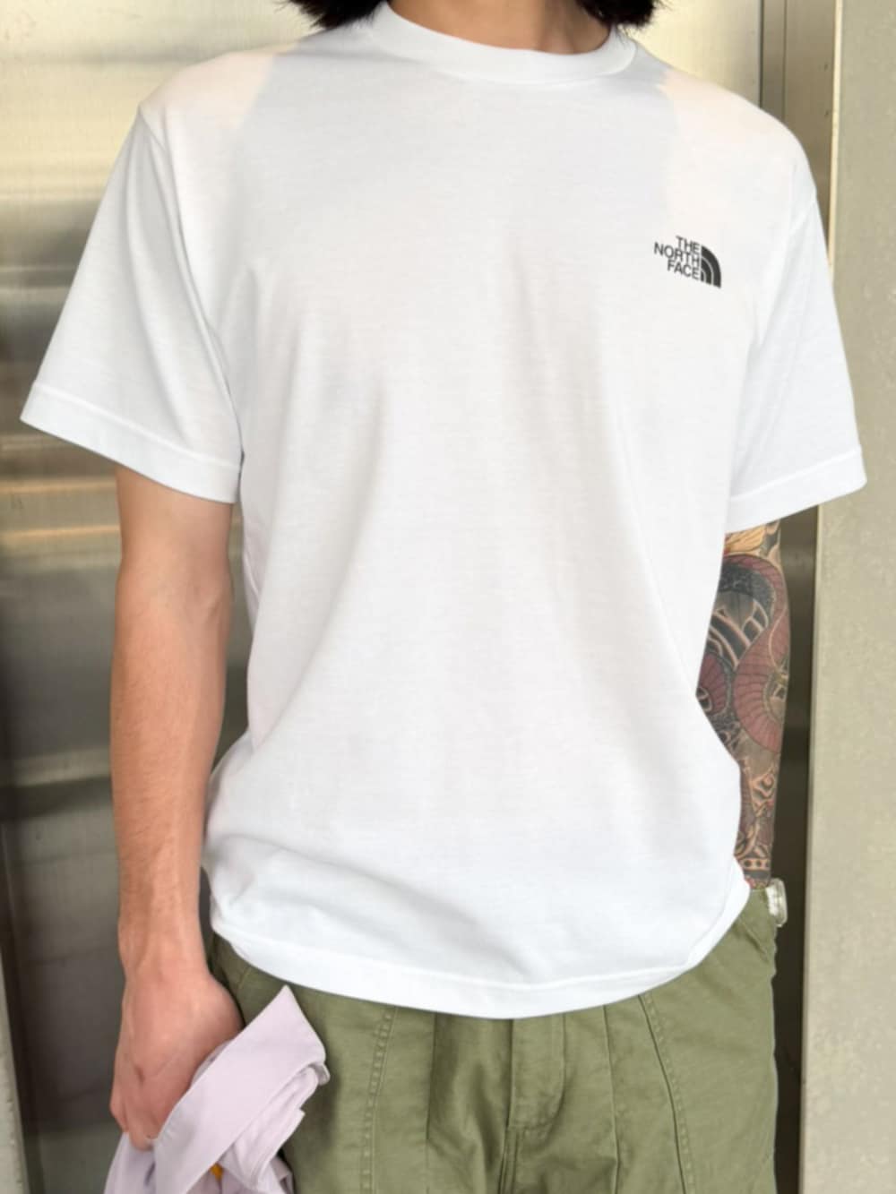 パープル系のシャツ/ブラウス、ホワイト系のTシャツ/カットソーを着用したメンズの夏コーディネートの5枚目の写真