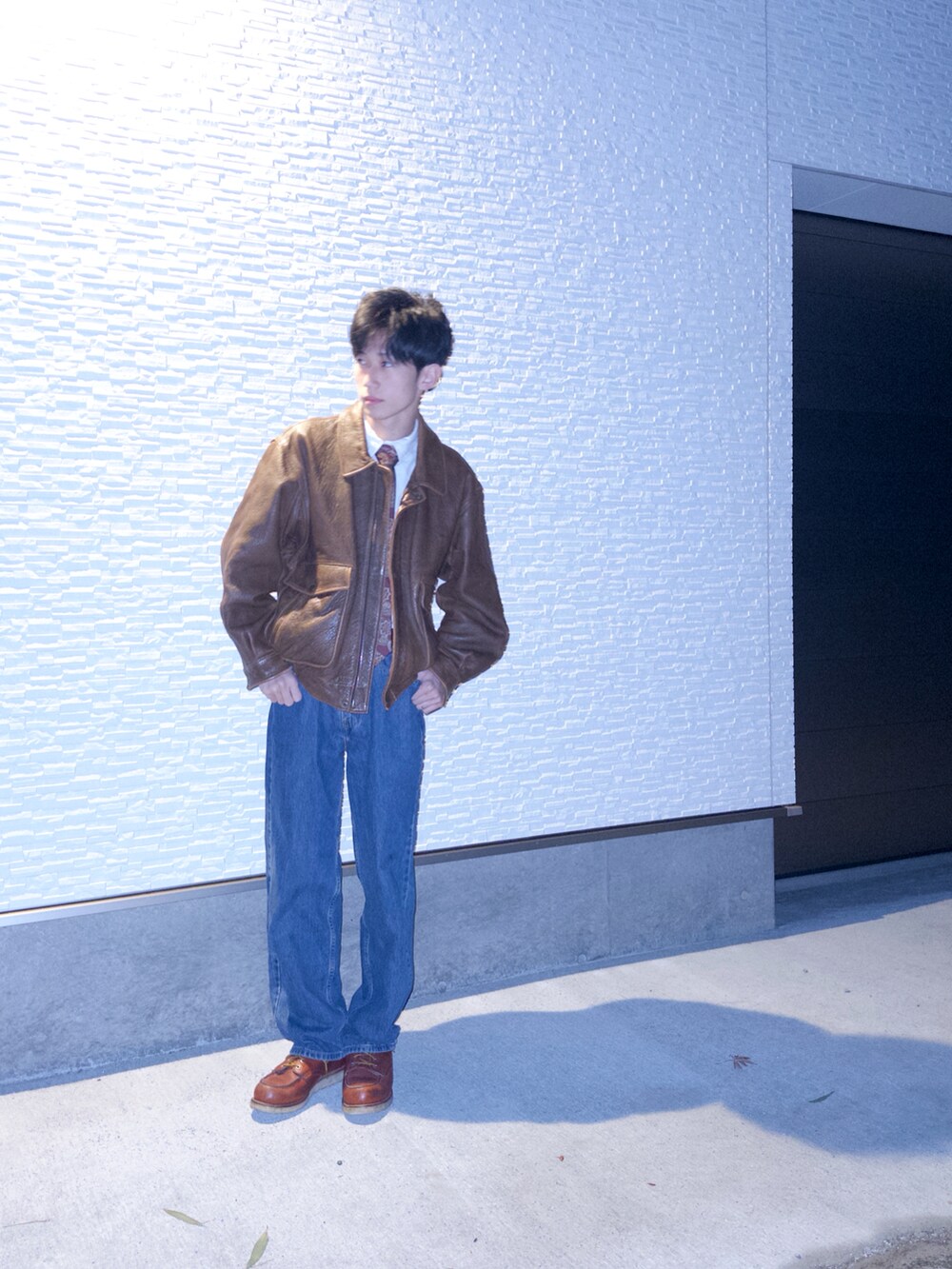 ブラウン系のその他アウター、ブルー系のデニムパンツ、ブラウン系のブーツを着用したメンズの秋コーディネートの3枚目の写真