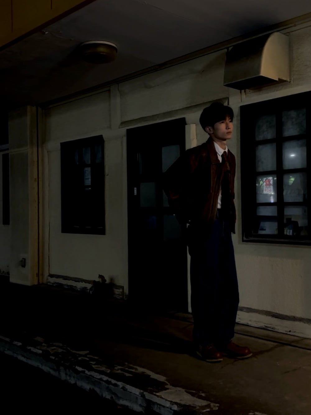 ブラウン系のその他アウター、ブルー系のデニムパンツ、ブラウン系のブーツを着用したメンズの秋コーディネートの2枚目の写真