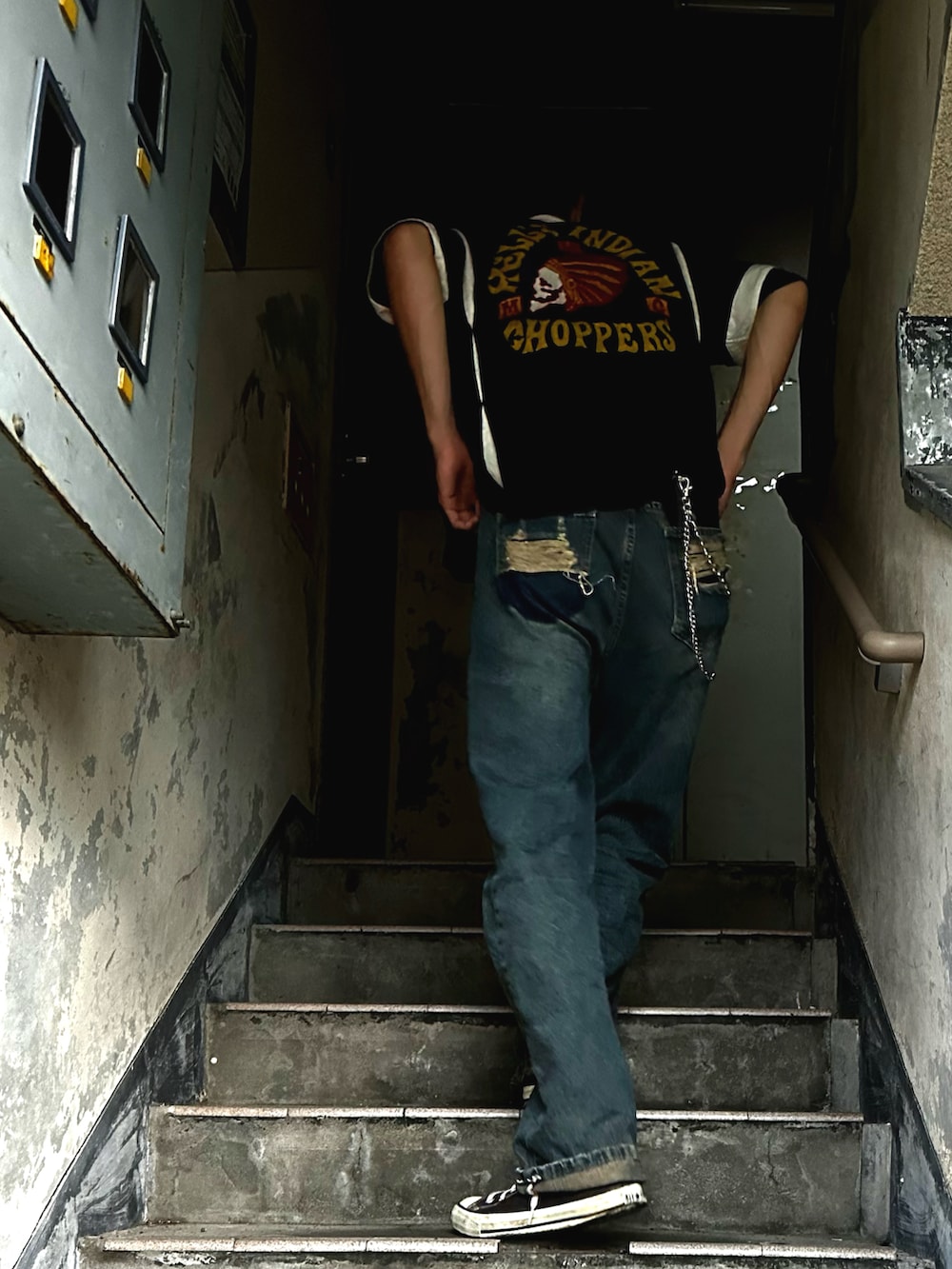 ブルー系のデニムパンツ、ブラック系のスニーカー、ブラック系のTシャツ/カットソーを着用したメンズの春コーディネートの2枚目の写真