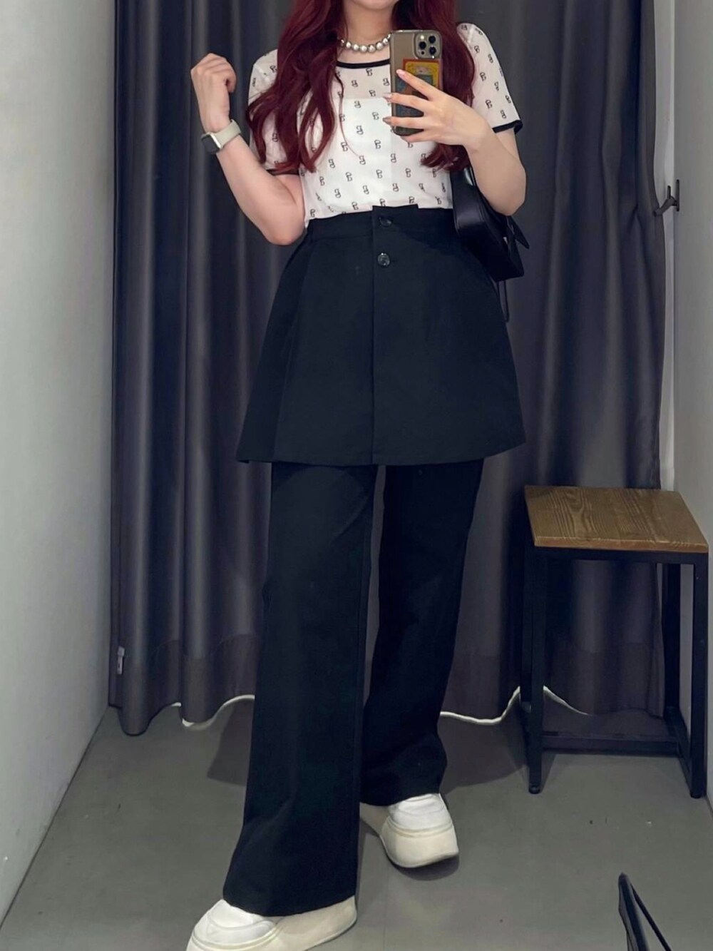 ホワイト系のTシャツ/カットソー、ブラック系のチノパンツ、ブラック系のハンドバッグを着用したレディースの夏コーディネートの2枚目の写真