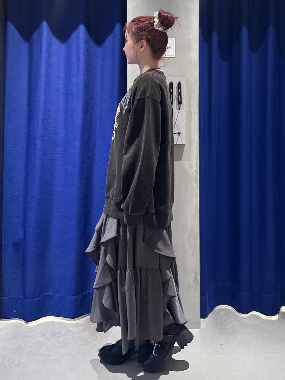 ブラック系のブーツ、グレー系のスカート、グレー系のスウェットを着用したレディースの冬コーディネートの3枚目の写真