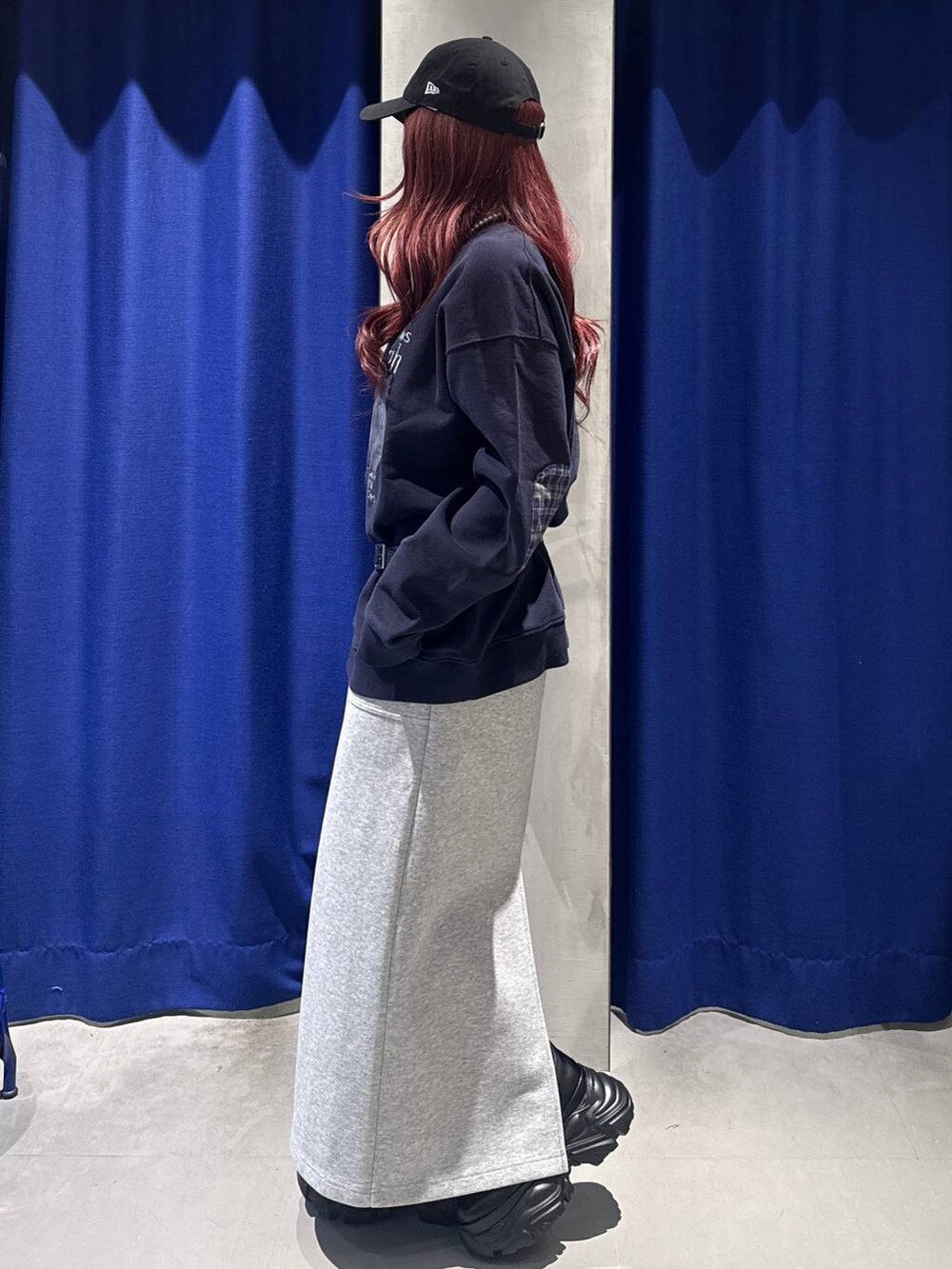 ブラック系のブーツ、ブラック系のボディバッグ/ウエストポーチ、グレー系のスカートを着用したレディースの冬コーディネートの3枚目の写真