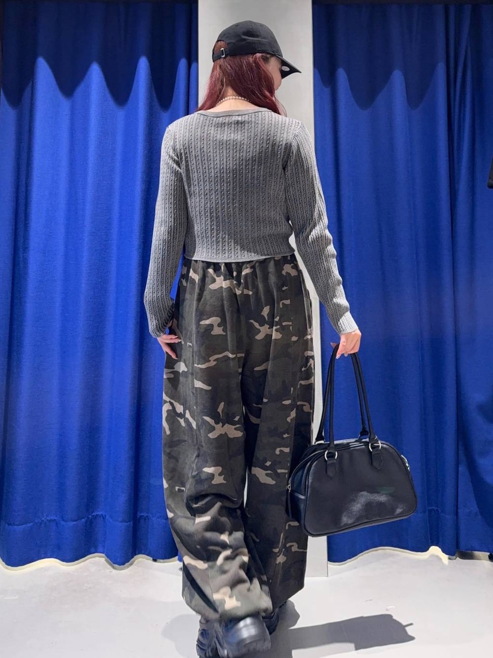 ブラウン系のブーツ、ブラック系のキャミソール、その他のスウェットパンツを着用したレディースの秋コーディネートの4枚目の写真