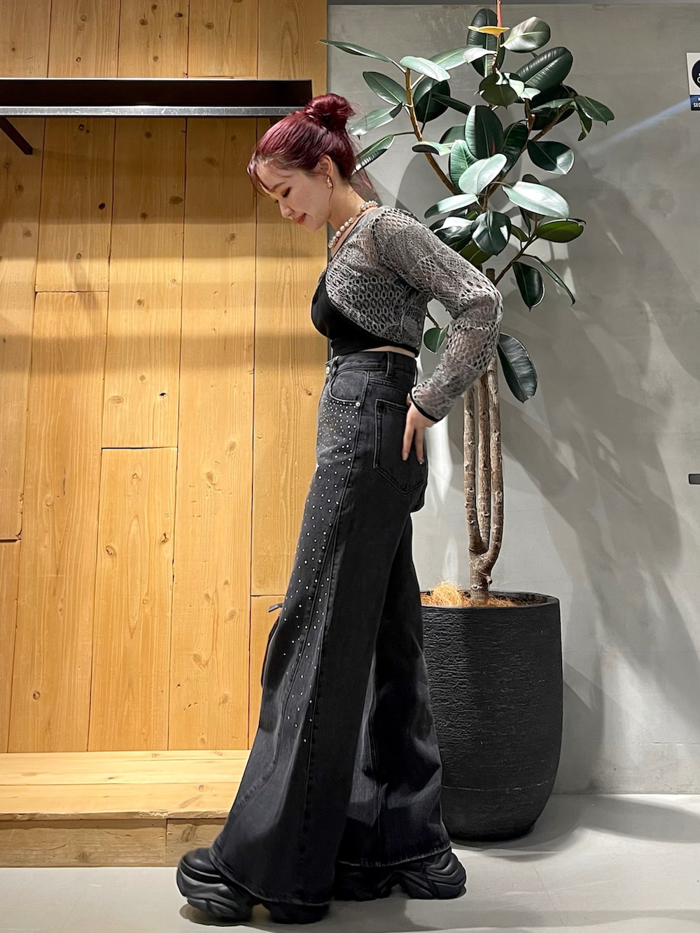 ブラック系のキャミソール、グレー系のカーディガン/ボレロ、ブラック系のデニムパンツを着用したレディースの夏コーディネートの3枚目の写真