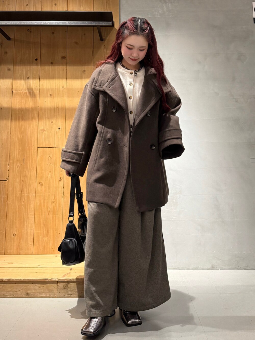 ブラウン系のテーラードジャケット、ホワイト系のカーディガン/ボレロ、その他のブーツを着用したレディースの秋コーディネートの2枚目の写真