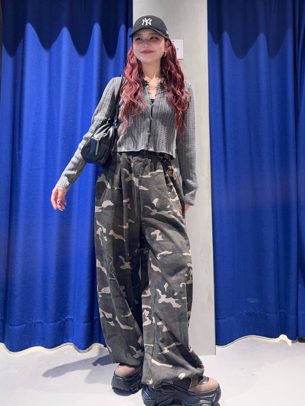 ブラウン系のブーツ、ブラック系のキャミソール、その他のスウェットパンツを着用したレディースの秋コーディネートの3枚目の写真