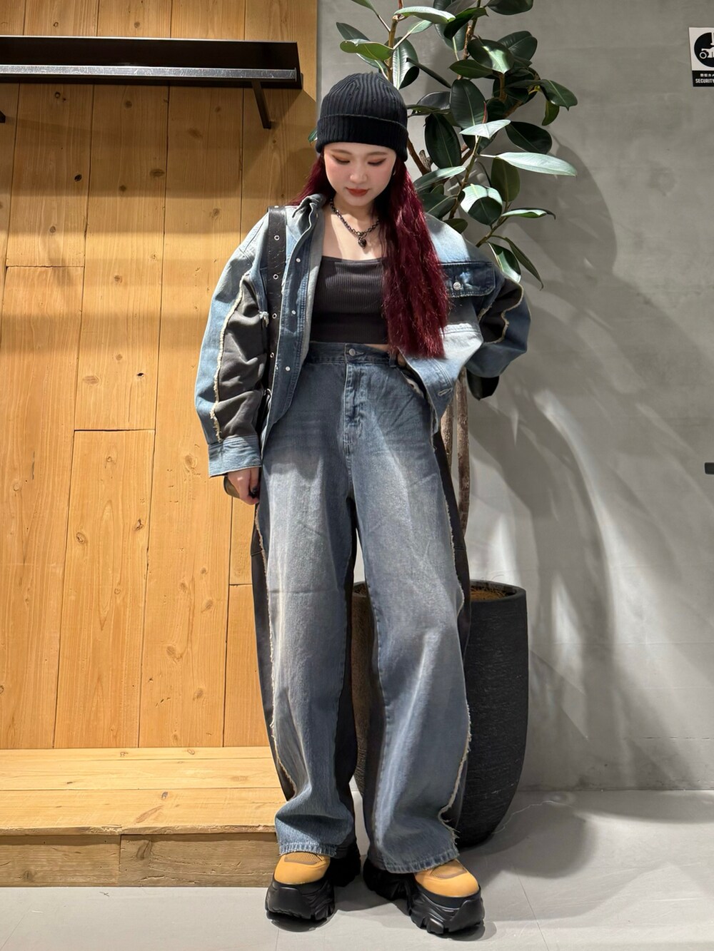 ブルー系のブルゾン、グレー系のキャミソール、ブルー系のデニムパンツを着用したレディースの秋コーディネートの2枚目の写真