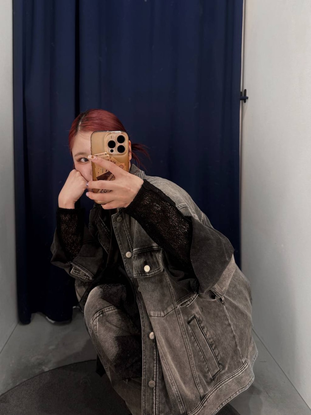 ブラウン系のネクタイ、ブラック系のブルゾン、ブラック系のサンダルを着用したレディースの春コーディネートの3枚目の写真