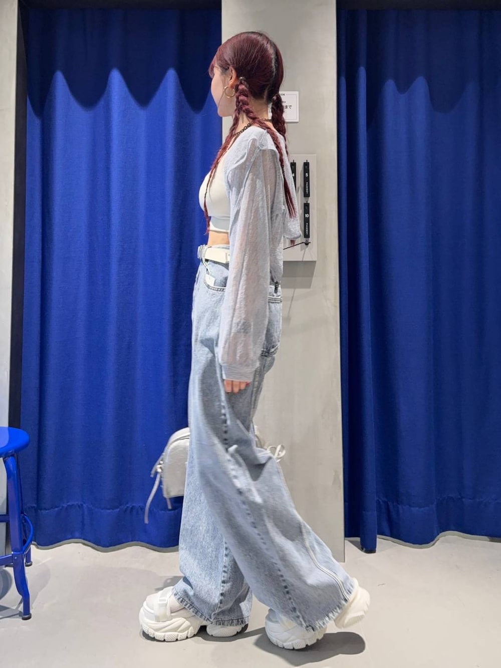 ホワイト系のサンダル、ホワイト系のキャミソール、シルバー系のショルダーバッグを着用したレディースの夏コーディネートの3枚目の写真