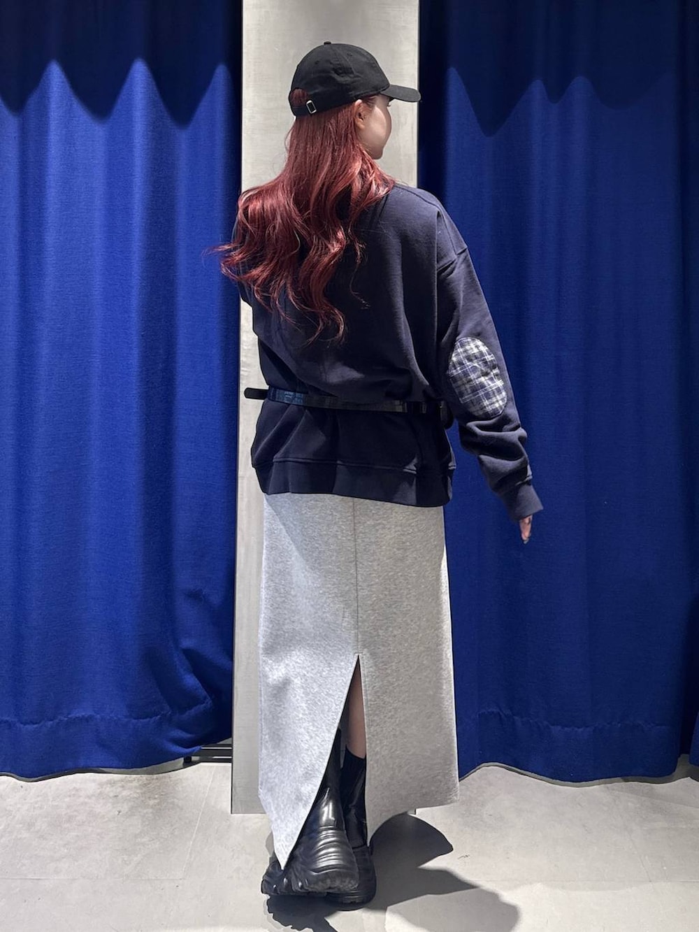 ブラック系のブーツ、ブラック系のボディバッグ/ウエストポーチ、グレー系のスカートを着用したレディースの冬コーディネートの4枚目の写真