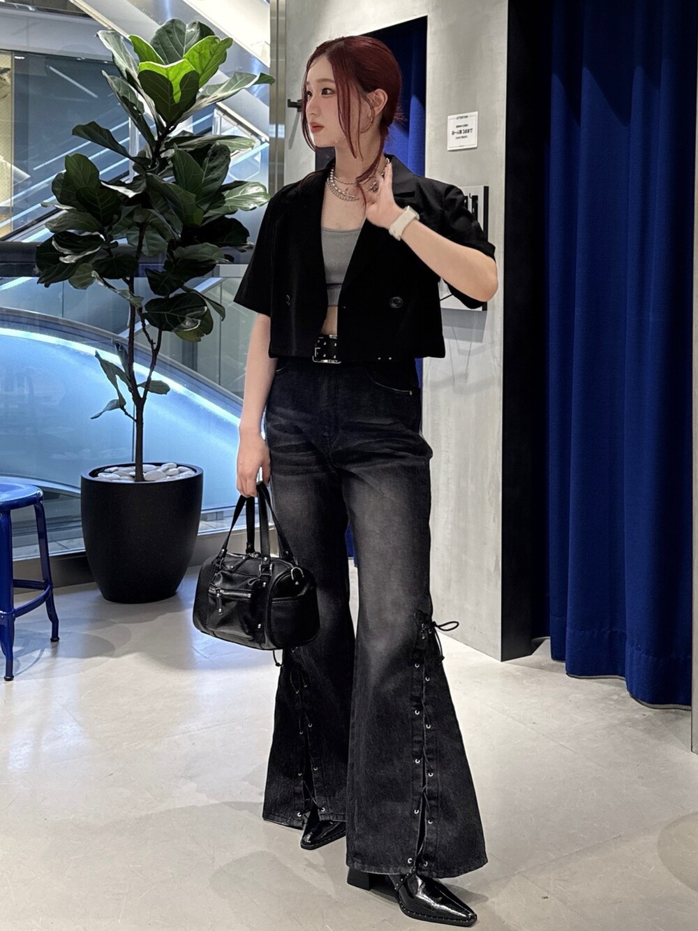 ブラック系のショルダーバッグ、ブラック系のテーラードジャケット、ブラック系のデニムパンツを着用したレディースの夏コーディネートの2枚目の写真