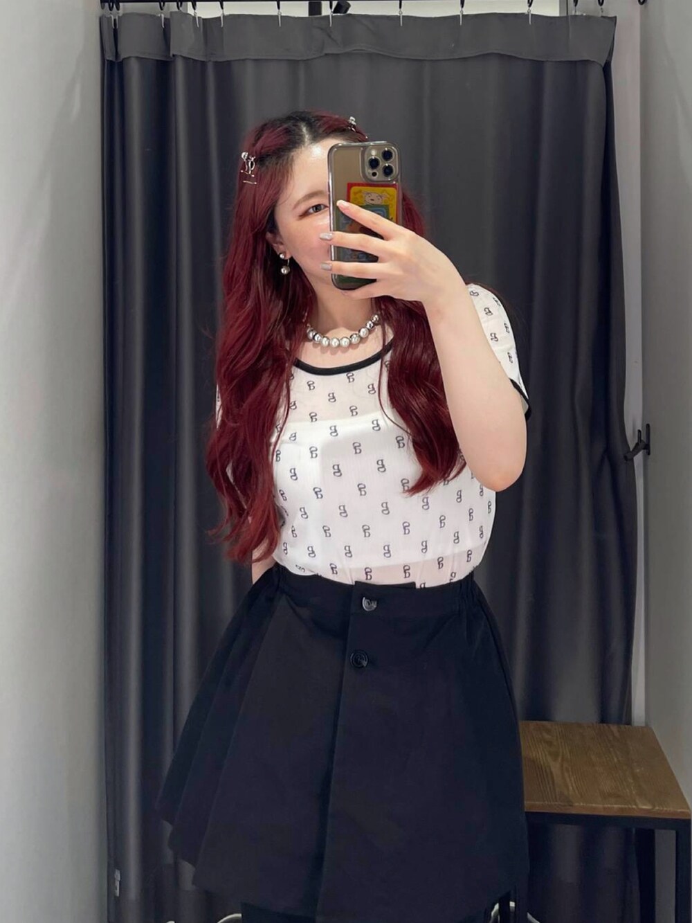 ホワイト系のTシャツ/カットソー、ブラック系のチノパンツ、ブラック系のハンドバッグを着用したレディースの夏コーディネートの3枚目の写真