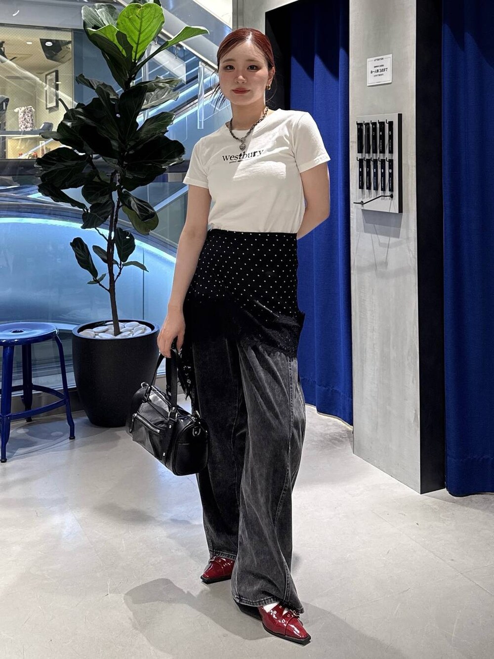 ブラック系のショルダーバッグ、ホワイト系のTシャツ/カットソー、ブラック系のデニムパンツを着用したレディースの夏コーディネートの3枚目の写真