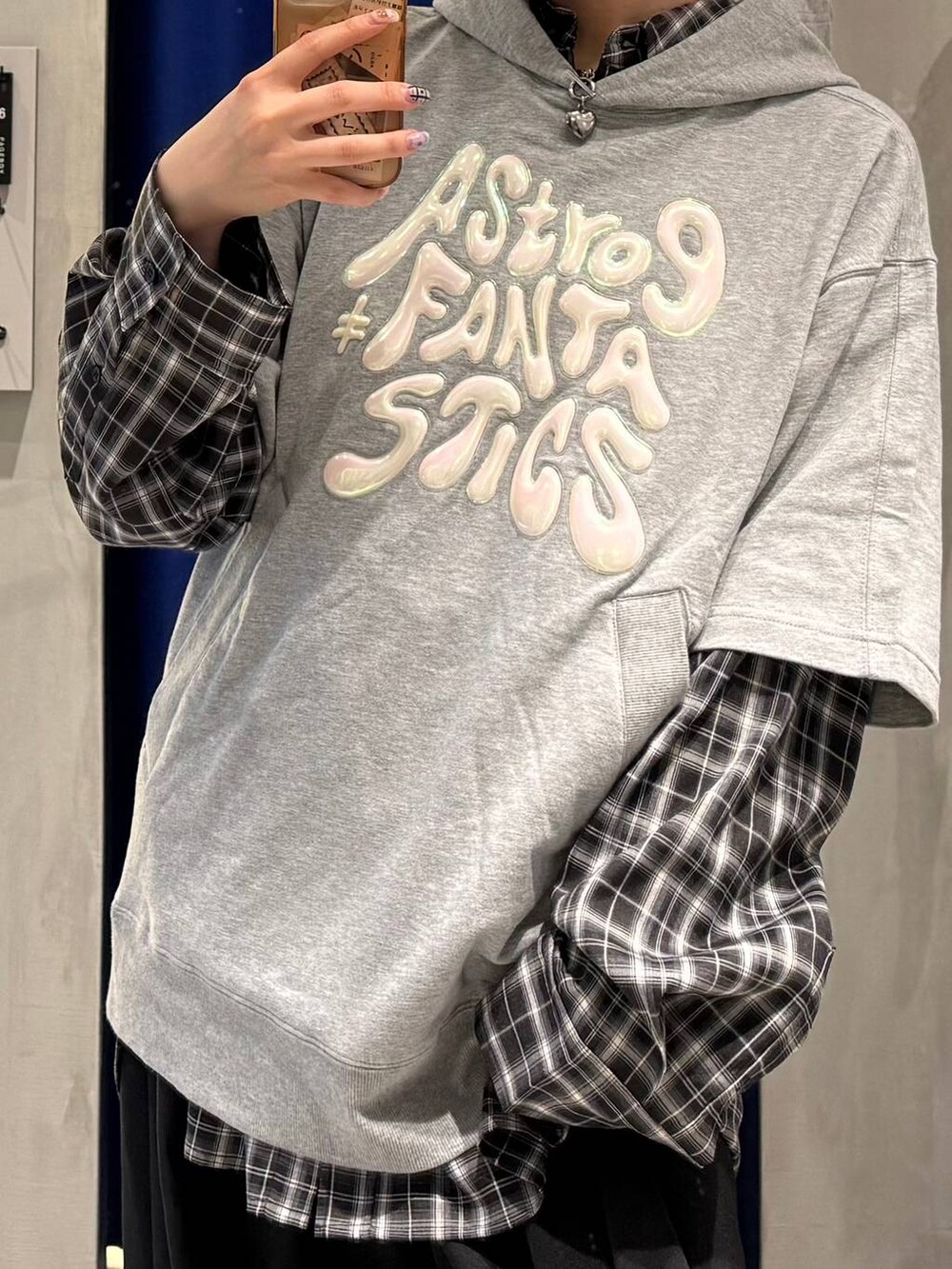 グレー系のTシャツ/カットソー、ブラック系のシャツ/ブラウスを着用したレディースの春コーディネートの3枚目の写真