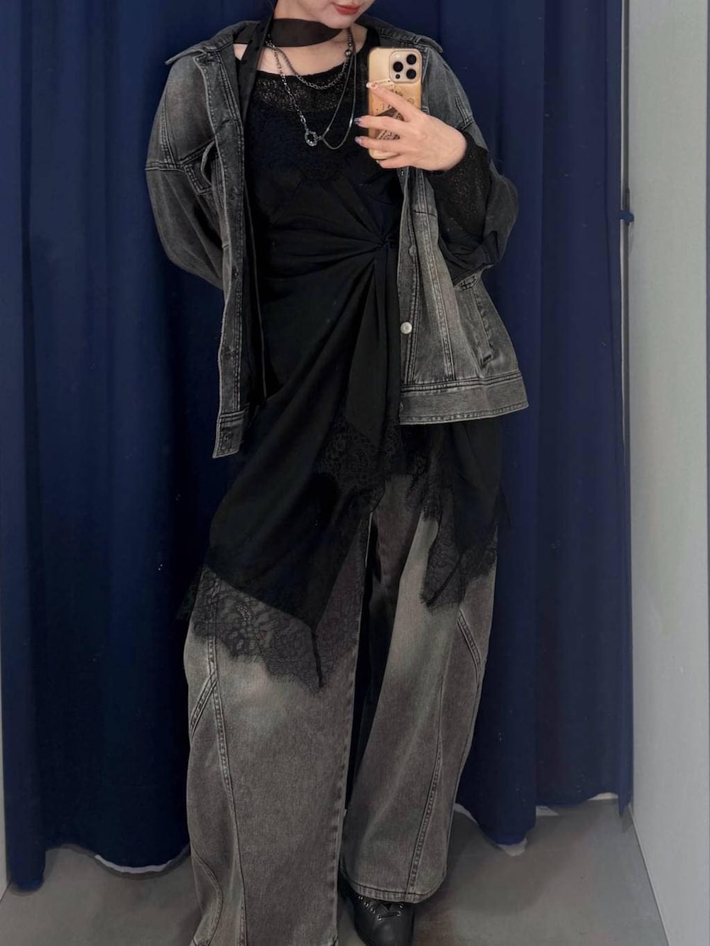 ブラウン系のネクタイ、ブラック系のブルゾン、ブラック系のサンダルを着用したレディースの春コーディネートの2枚目の写真