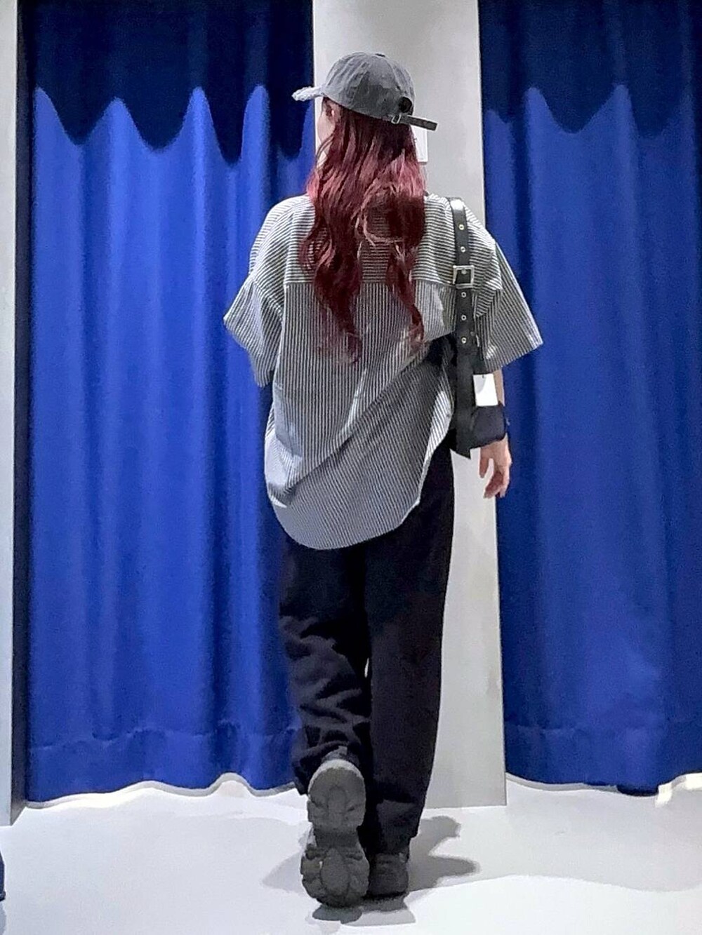 ブラック系のスニーカー、ブラック系のショルダーバッグ、ブラック系のキャミソールを着用したレディースの春コーディネートの5枚目の写真