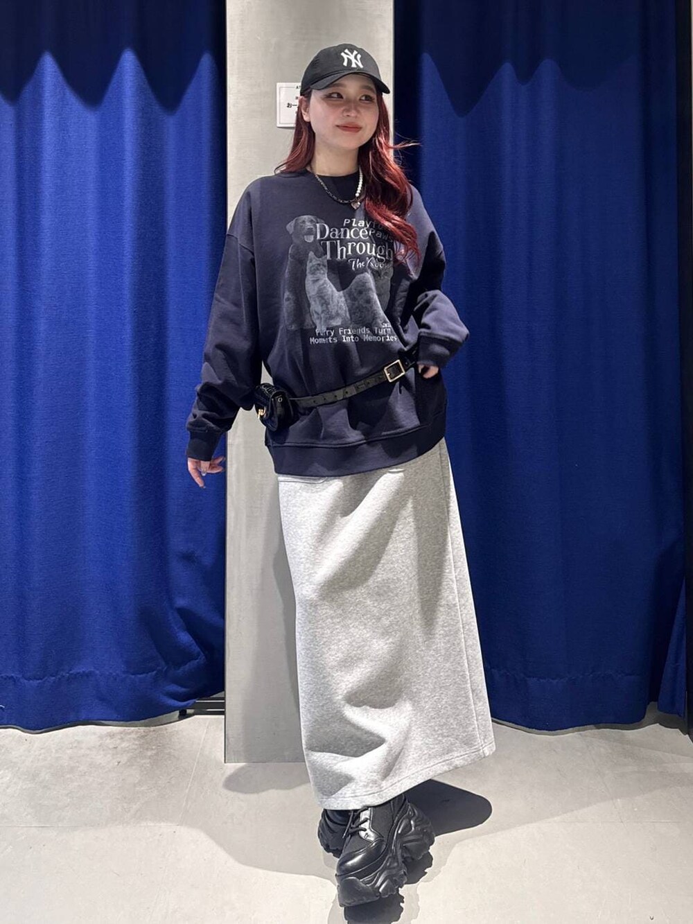 ブラック系のブーツ、ブラック系のボディバッグ/ウエストポーチ、グレー系のスカートを着用したレディースの冬コーディネートの2枚目の写真