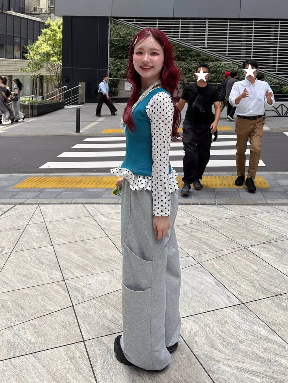 ブルー系のタンクトップ、グレー系のスウェットパンツ、ブラック系のネックレスを着用したレディースの夏コーディネートの2枚目の写真