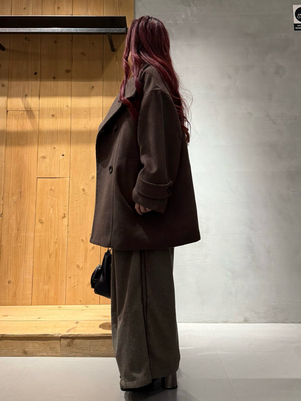 ブラウン系のテーラードジャケット、ホワイト系のカーディガン/ボレロ、その他のブーツを着用したレディースの秋コーディネートの4枚目の写真