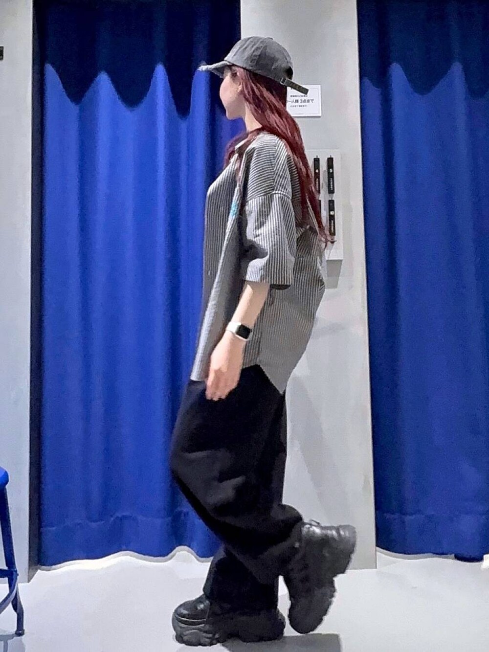 ブラック系のスニーカー、ブラック系のショルダーバッグ、ブラック系のキャミソールを着用したレディースの春コーディネートの4枚目の写真