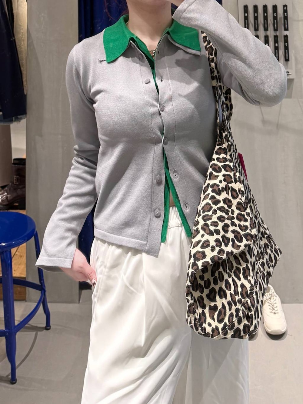 ブラウン系のサンダル、ホワイト系のスラックス、グレー系のカーディガン/ボレロを着用したレディースの冬コーディネートの2枚目の写真