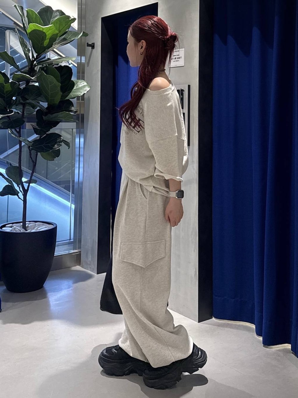 ブラック系のスニーカー、ブラック系のトートバッグ、ベージュ系のその他パンツを着用したレディースの春コーディネートの2枚目の写真