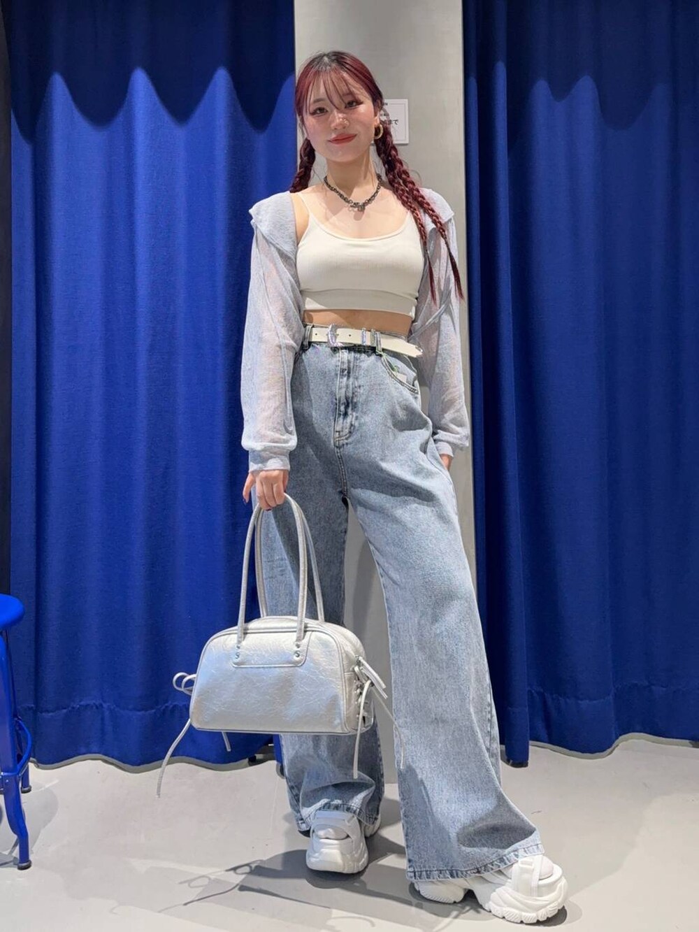 ホワイト系のサンダル、ホワイト系のキャミソール、シルバー系のショルダーバッグを着用したレディースの夏コーディネートの5枚目の写真