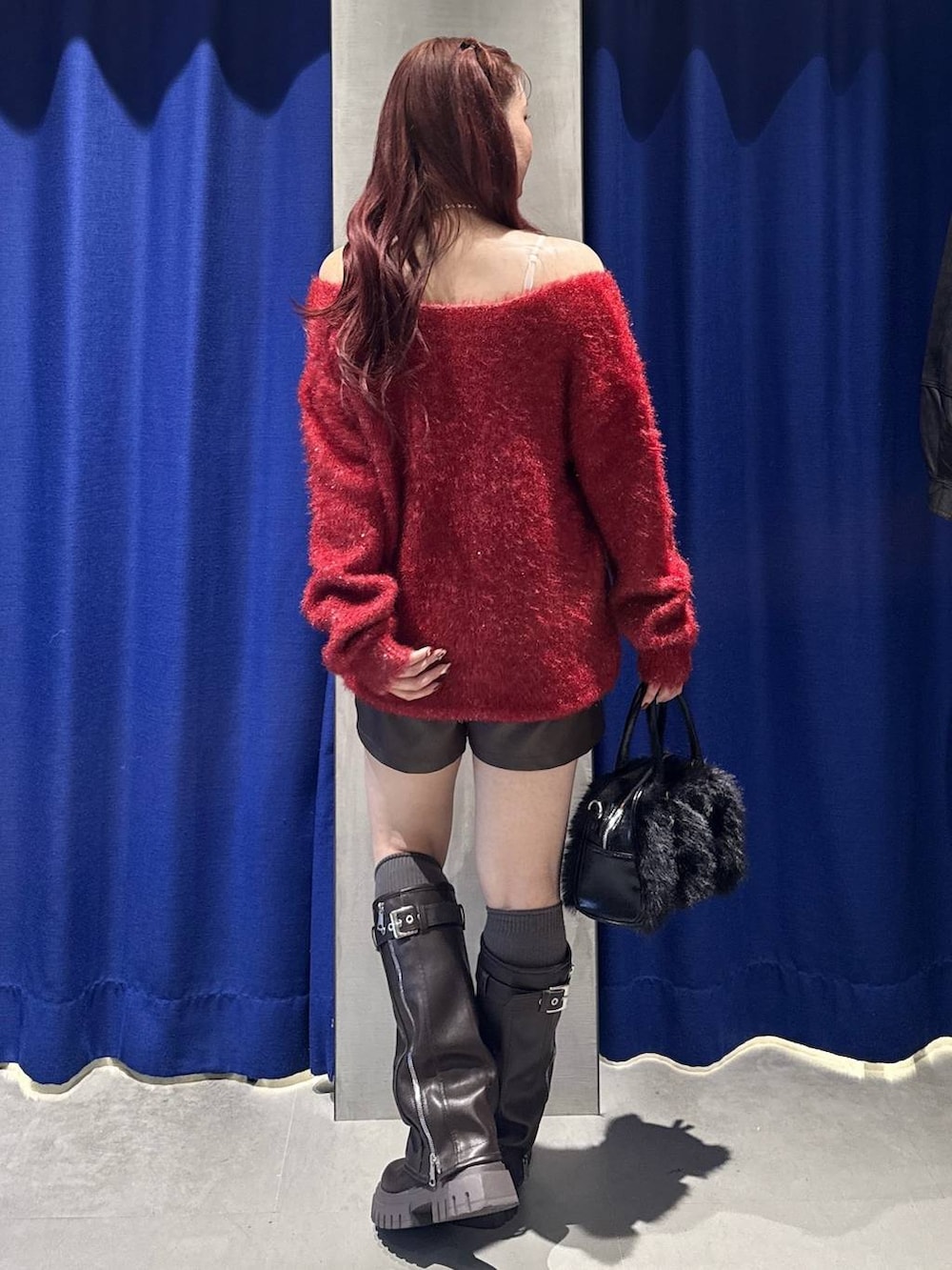 ホワイト系のキャミソール、ブラウン系のブーツ、レッド系のニット/セーターを着用したレディースの秋コーディネートの4枚目の写真