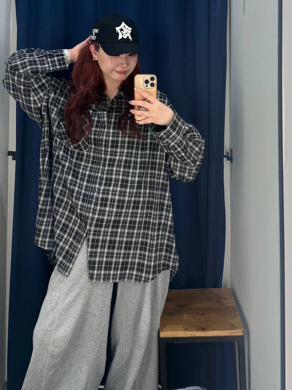 ブラック系のシャツ/ブラウス、ブラック系のキャップを着用したレディースの春コーディネートの3枚目の写真