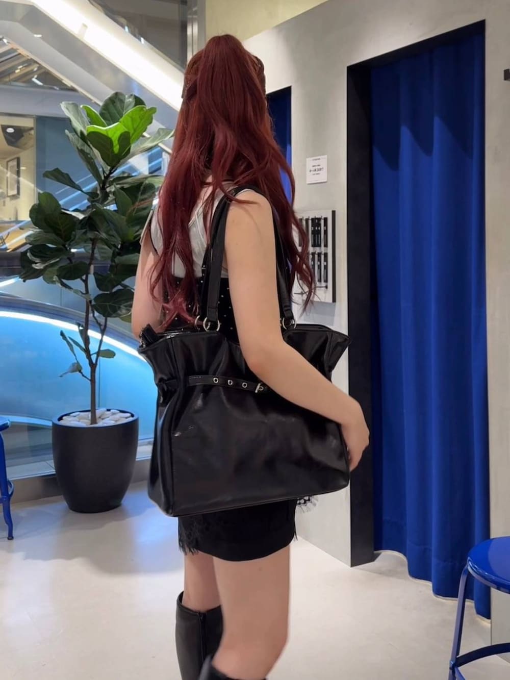 ブラック系のチュニック、ブラック系のその他パンツ、ホワイト系のタンクトップを着用したレディースの夏コーディネートの5枚目の写真