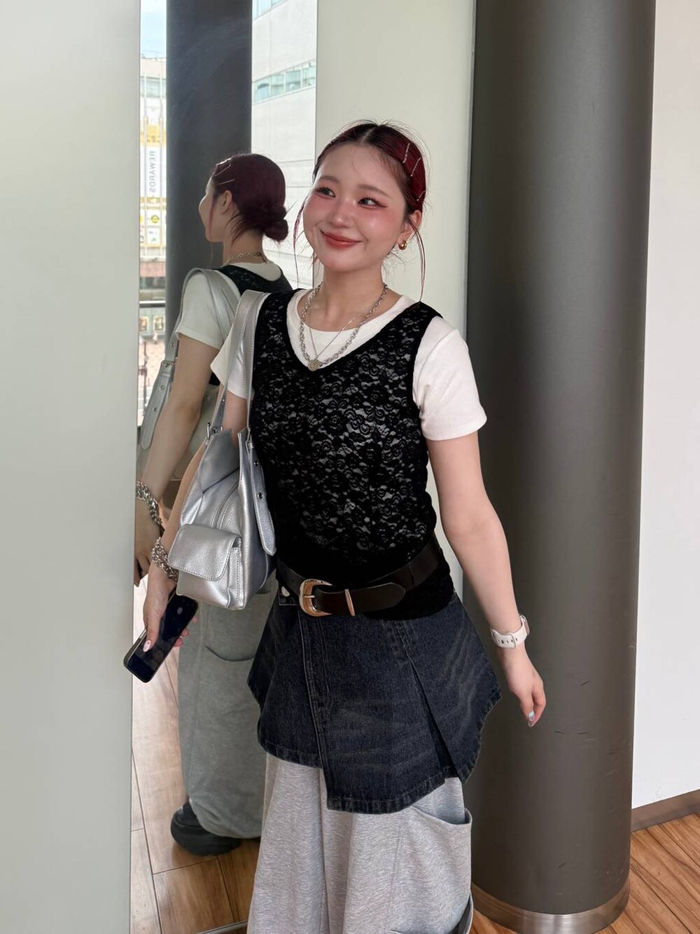 ブラック系のスニーカー、シルバー系のハンドバッグ、ホワイト系のTシャツ/カットソーを着用したレディースの夏コーディネートの3枚目の写真