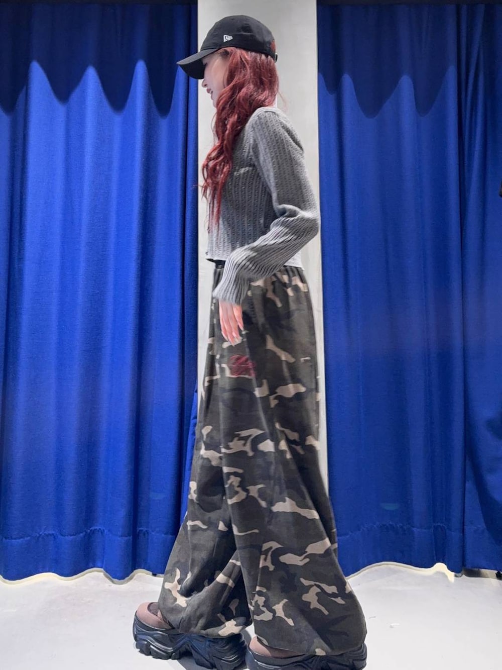 ブラウン系のブーツ、ブラック系のキャミソール、その他のスウェットパンツを着用したレディースの秋コーディネートの2枚目の写真