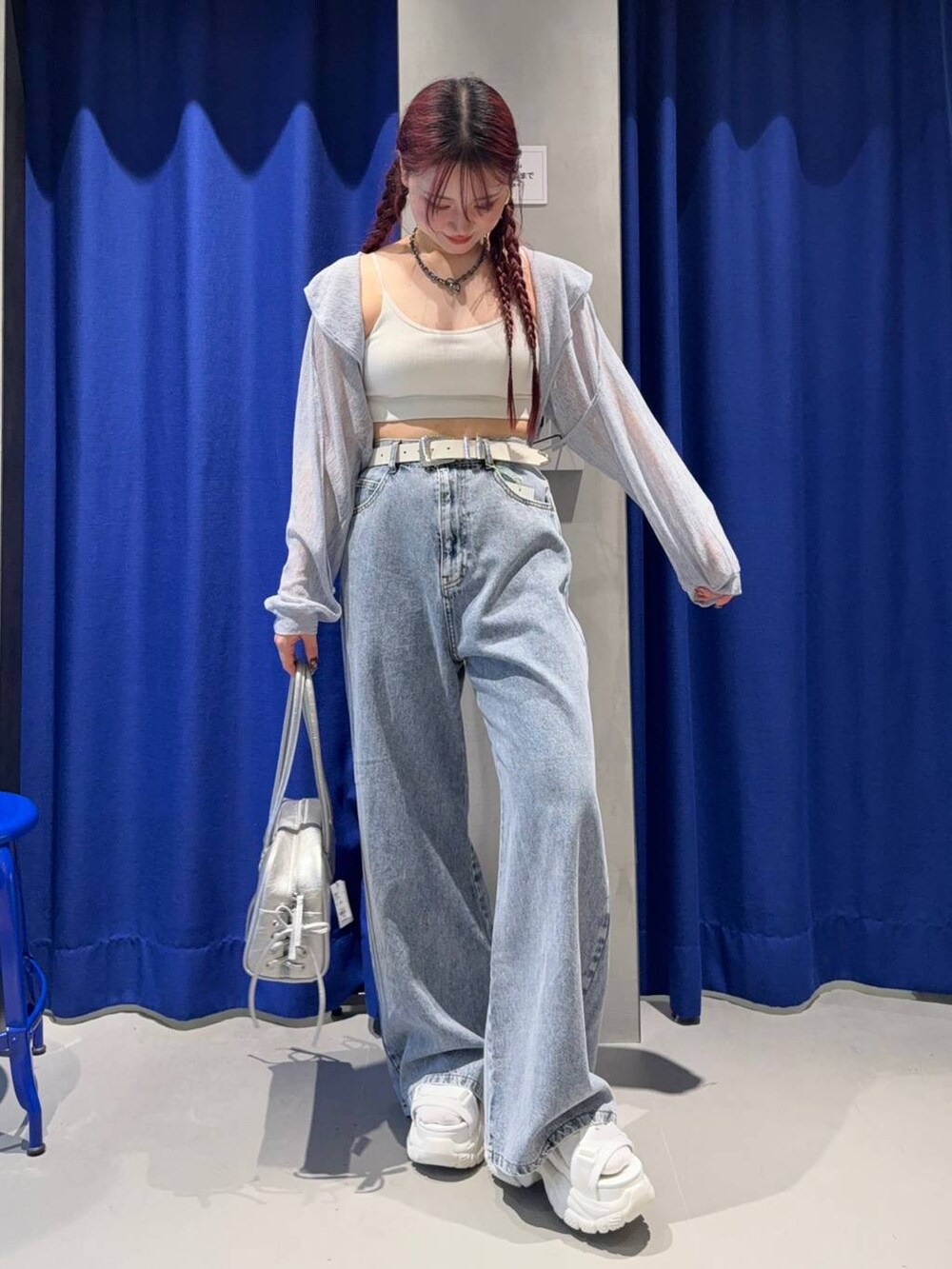 ホワイト系のサンダル、ホワイト系のキャミソール、シルバー系のショルダーバッグを着用したレディースの夏コーディネートの2枚目の写真