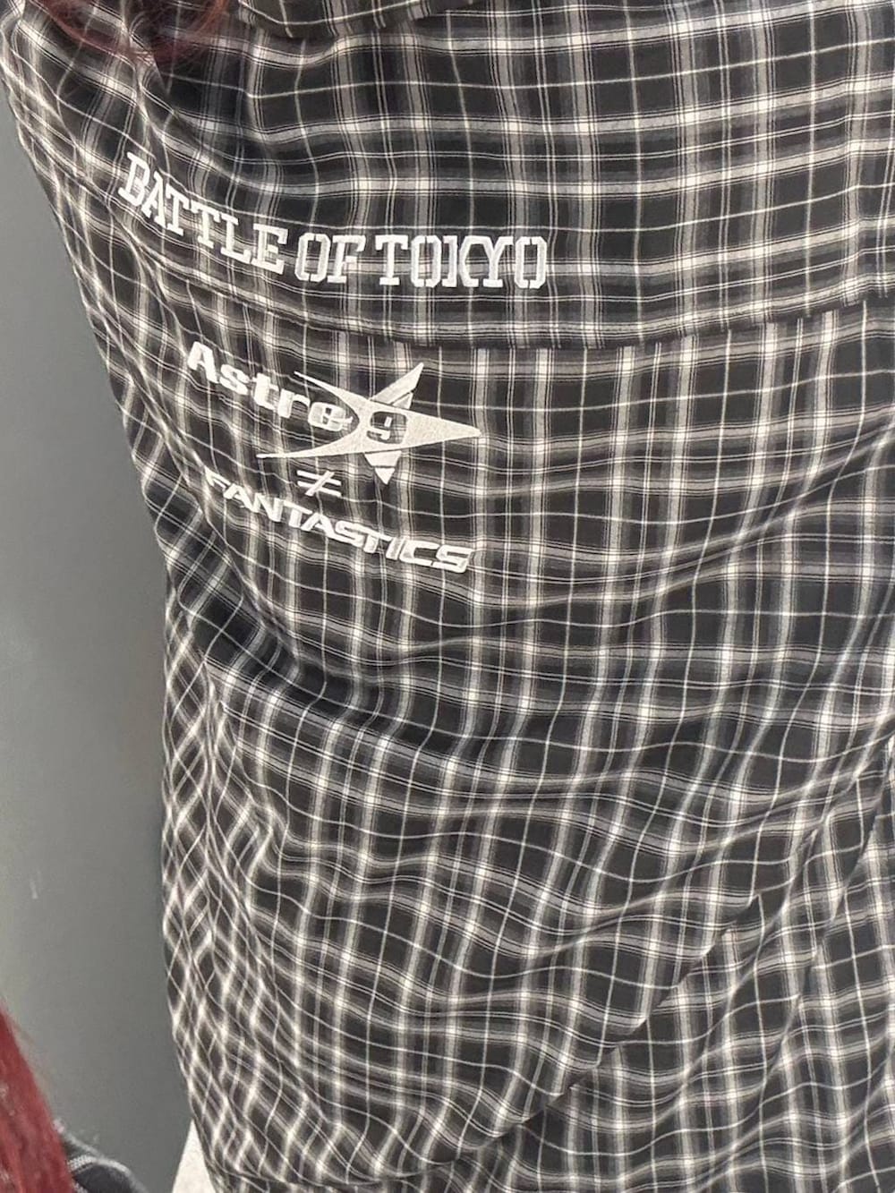 ブラック系のシャツ/ブラウス、ブラック系のキャップを着用したレディースの春コーディネートの2枚目の写真