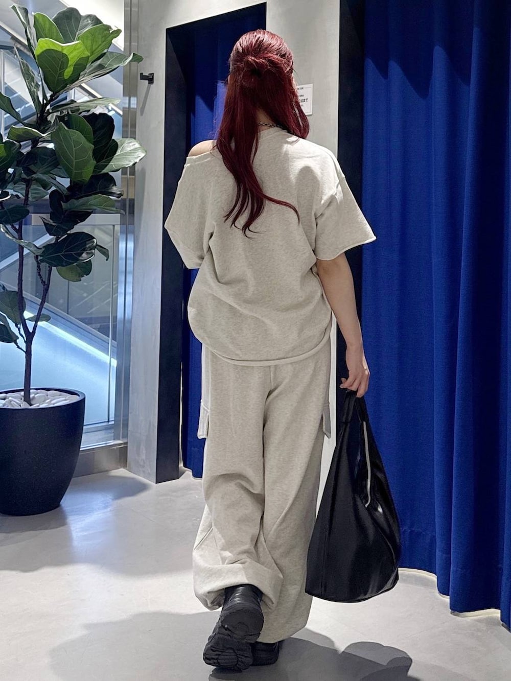 ブラック系のスニーカー、ブラック系のトートバッグ、ベージュ系のその他パンツを着用したレディースの春コーディネートの3枚目の写真