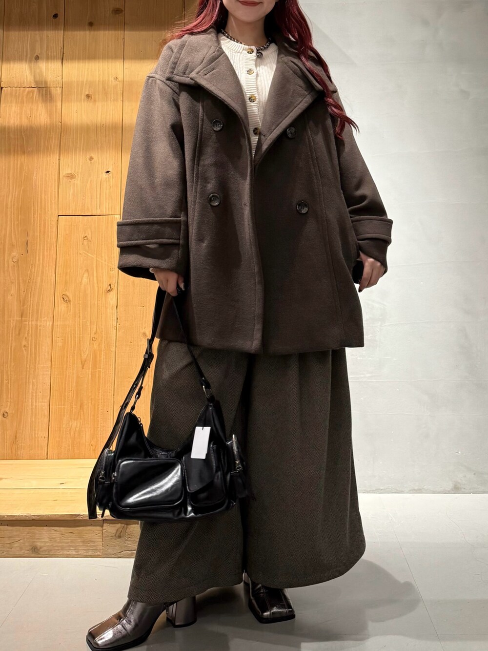 ブラウン系のテーラードジャケット、ホワイト系のカーディガン/ボレロ、その他のブーツを着用したレディースの秋コーディネートの3枚目の写真