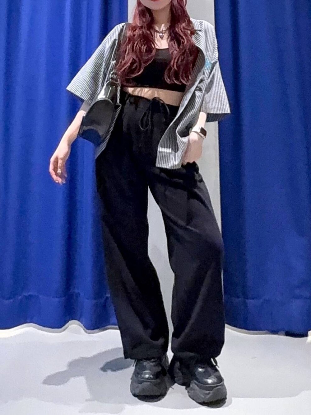 ブラック系のスニーカー、ブラック系のショルダーバッグ、ブラック系のキャミソールを着用したレディースの春コーディネートの2枚目の写真