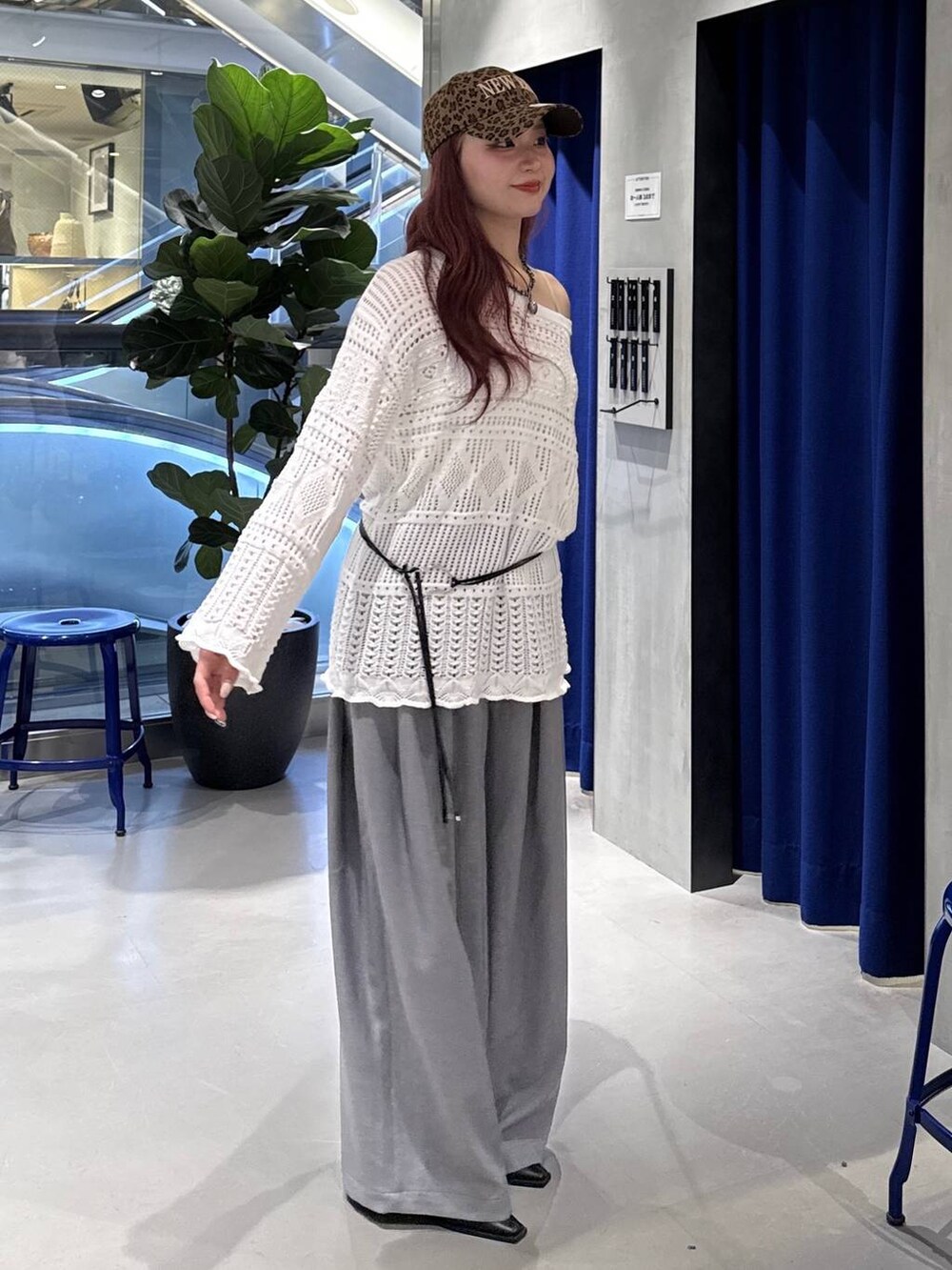 ブラウン系のハンドバッグ、ブラック系のサンダル、ホワイト系のニット/セーターを着用したレディースの春コーディネートの3枚目の写真