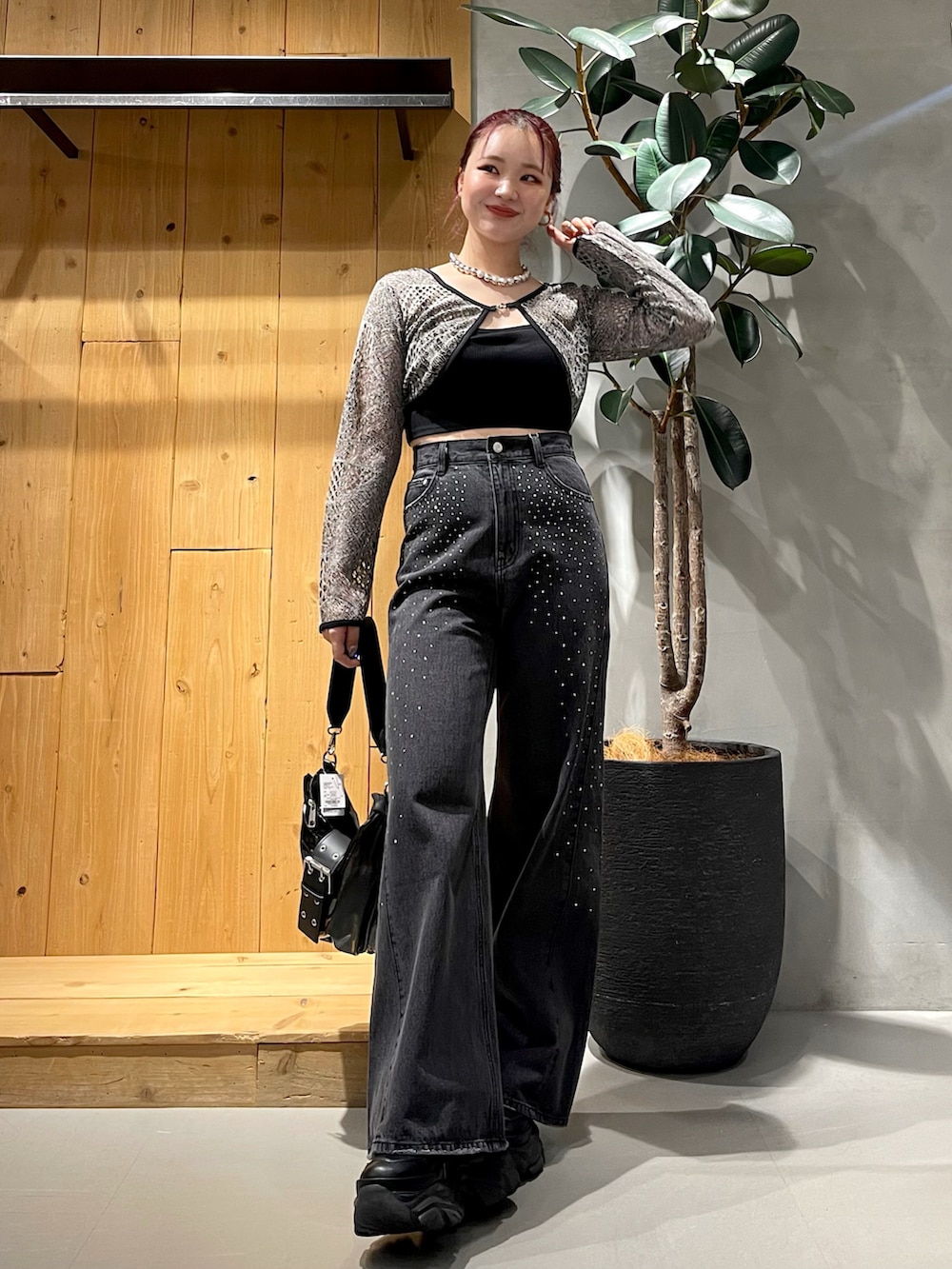 ブラック系のキャミソール、グレー系のカーディガン/ボレロ、ブラック系のデニムパンツを着用したレディースの夏コーディネートの2枚目の写真