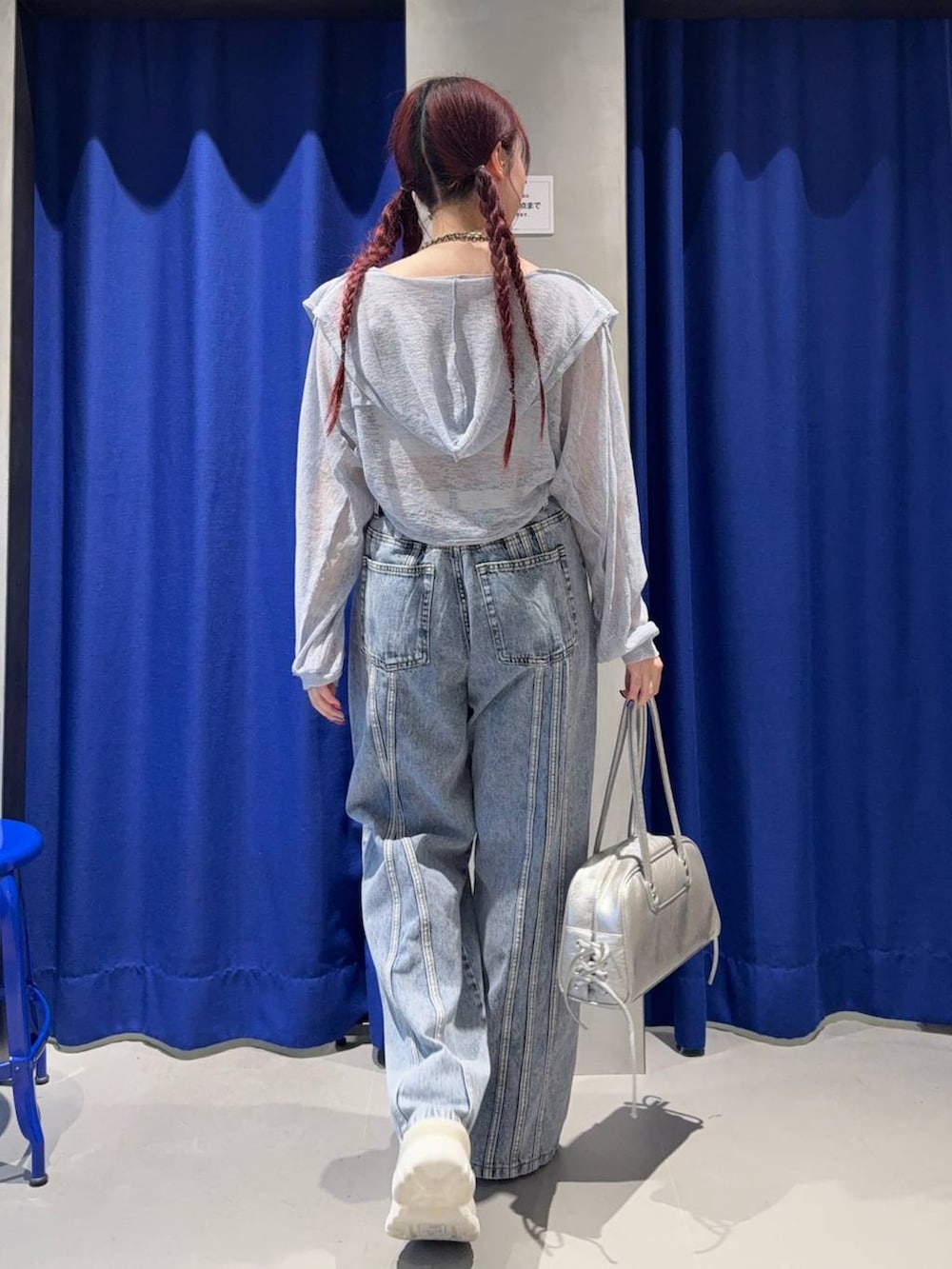 ホワイト系のサンダル、ホワイト系のキャミソール、シルバー系のショルダーバッグを着用したレディースの夏コーディネートの4枚目の写真