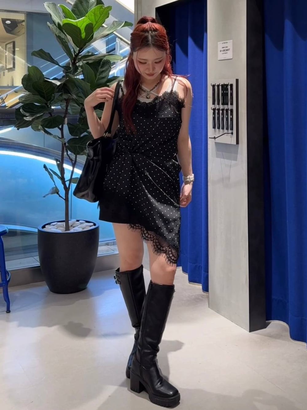 ブラック系のチュニック、ブラック系のその他パンツ、ホワイト系のタンクトップを着用したレディースの夏コーディネートの4枚目の写真