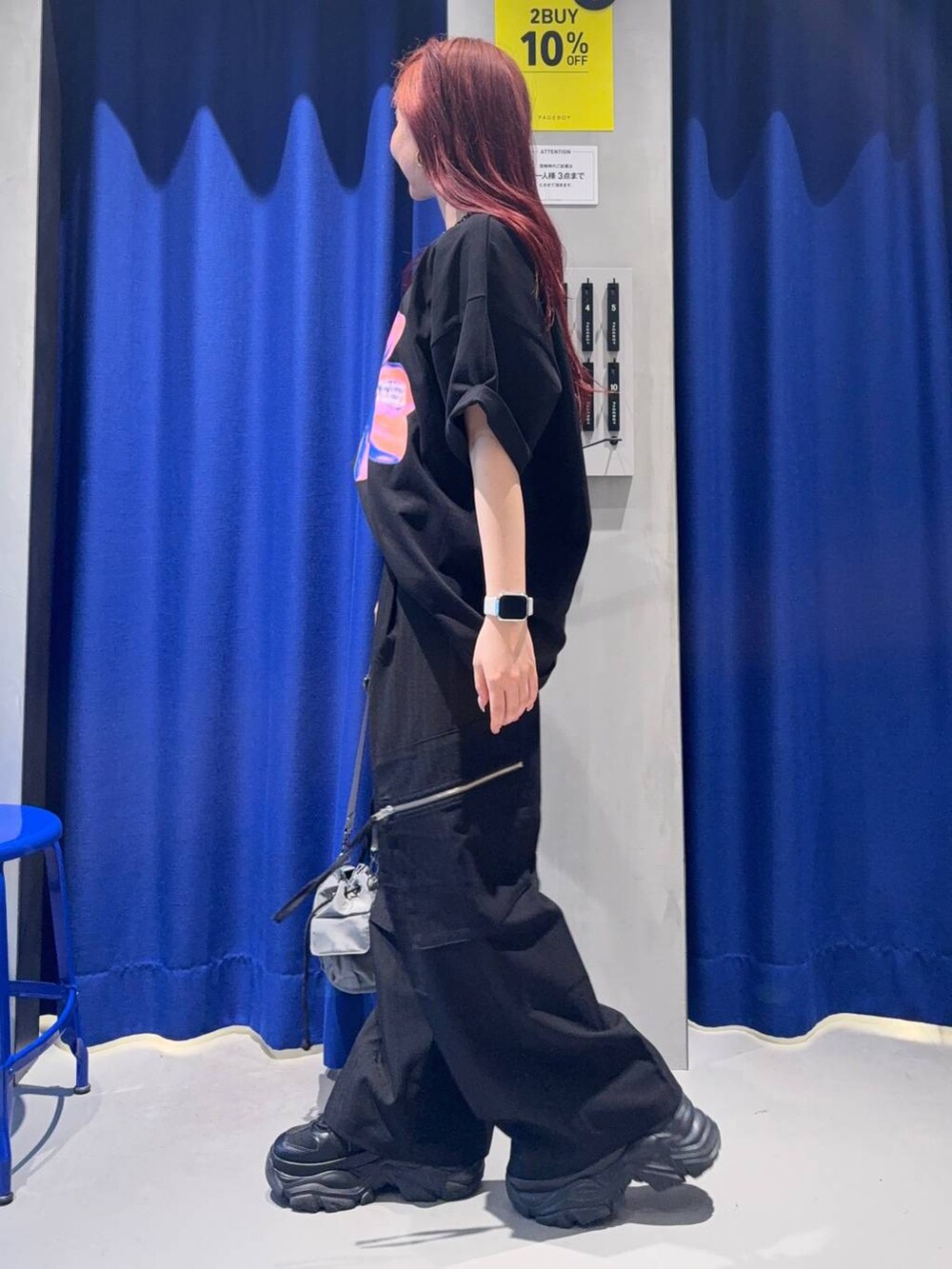 ブラック系のスニーカー、ブラック系のカーゴパンツ、ベージュ系のショルダーバッグを着用したレディースの夏コーディネートの3枚目の写真