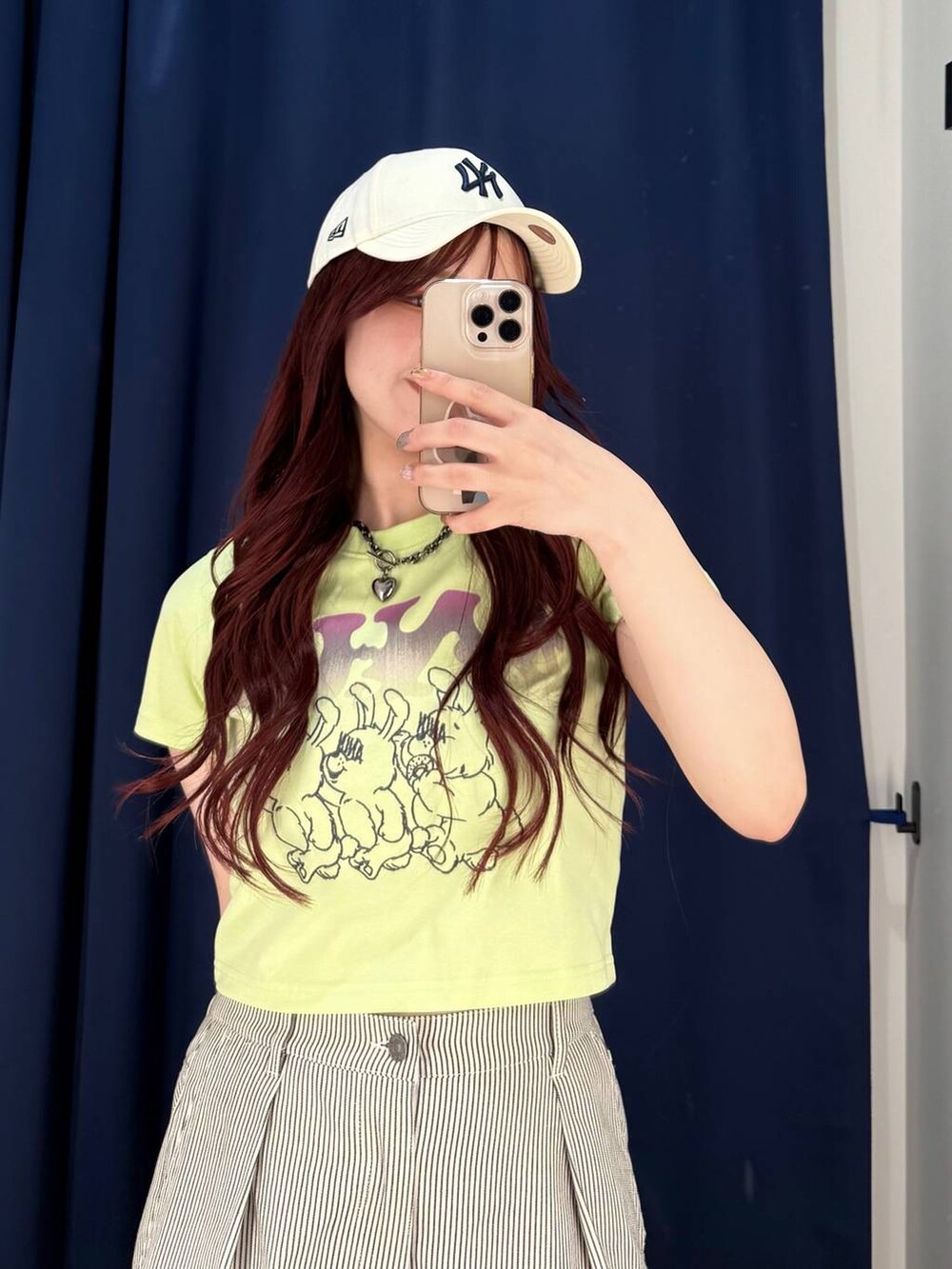 ホワイト系のスニーカー、グリーン系のTシャツ/カットソー、ホワイト系のその他パンツを着用したレディースの春コーディネートの2枚目の写真