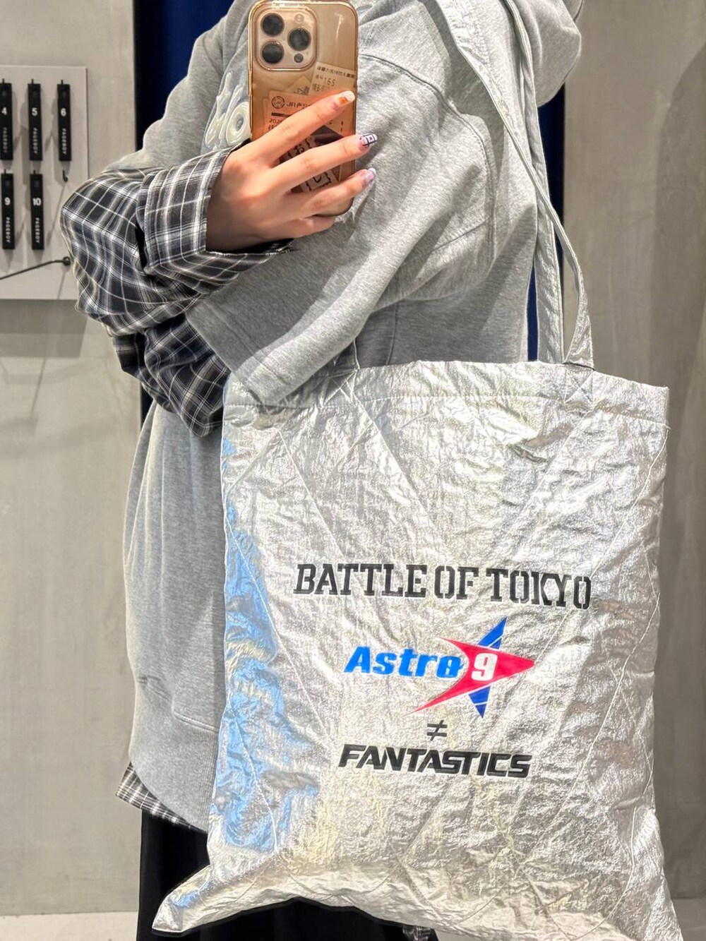 グレー系のTシャツ/カットソー、ブラック系のシャツ/ブラウスを着用したレディースの春コーディネートの4枚目の写真