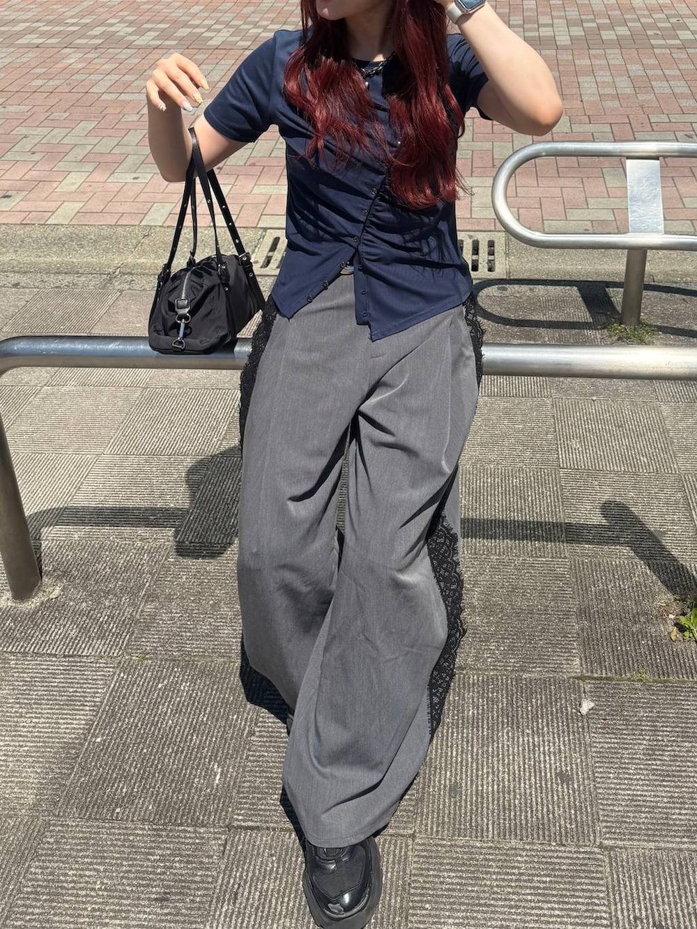 ブラック系のトートバッグ、グレー系のその他パンツ、ブラック系のネックレスを着用したレディースの春コーディネートの4枚目の写真
