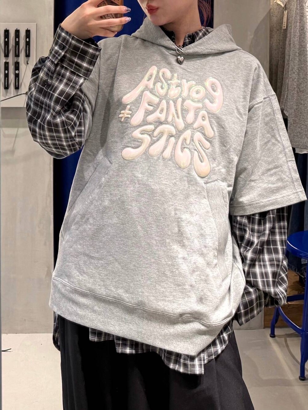 グレー系のTシャツ/カットソー、ブラック系のシャツ/ブラウスを着用したレディースの春コーディネートの2枚目の写真