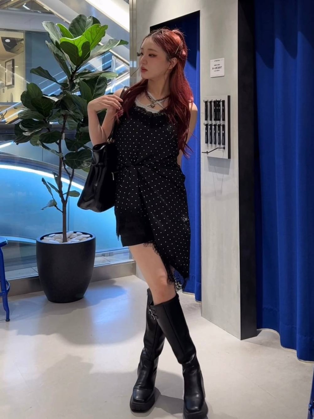 ブラック系のチュニック、ブラック系のその他パンツ、ホワイト系のタンクトップを着用したレディースの夏コーディネートの2枚目の写真
