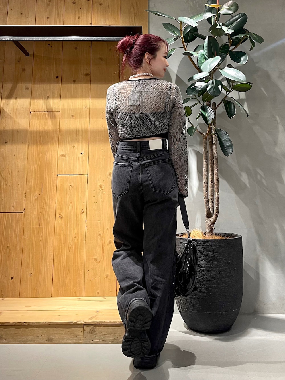 ブラック系のキャミソール、グレー系のカーディガン/ボレロ、ブラック系のデニムパンツを着用したレディースの夏コーディネートの4枚目の写真